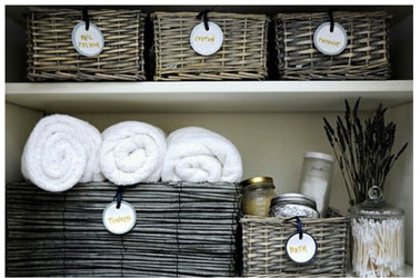 paniers en osier etiquette pour rangement salle de bain