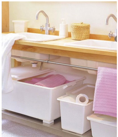 paniers plastique blanc sous meuble double vasques en bois