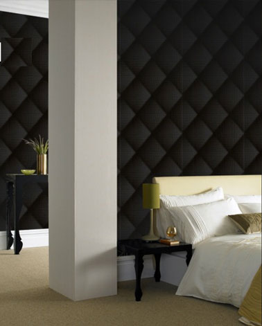 décoration chambre design avec un papier peint noir imitation capitonnage, tête de lit jaune paille, linge de lit ivoire.