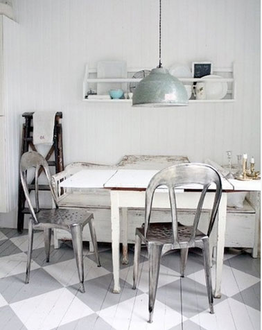 Pour un effet loft, le parquet de la cuisine est peint avec motifs grands carreaux dessinés en quinconce en gris et blanc 
