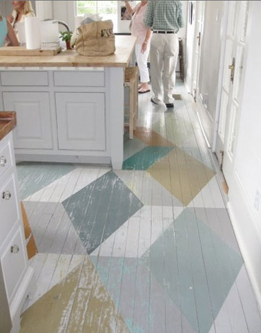 peinture sur parquet cuisine. Grands motifs géométrique de couleurs gris clair, gris souri, blanc et ocre jaune