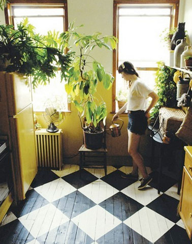 Parquet dans cuisine et entrée rénové avec peinture pour parquet blanc et noir.  Motif grand damier en quinconce 