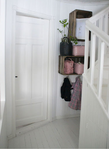 Pratique une penderie dans entrée fabriquée avec des caisses en bois Une bonne solution pour le rangement des manteaux et chaussures dans l'entrée à fabriquer avec des caisses en bois