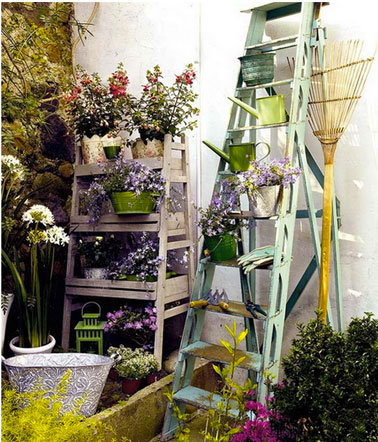  aménagement d'un balcon façon jardin de curé avec étagère bois et échelle, jardinière zinc