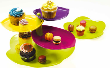 Le plat à gateau 3 niveaux Sweety. existe en 3 jeux de couleurs : Flora,Blanc/Vert ou Noir/Blanc.