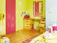 Une porte de couleur dans une chambre d'enfant une bonne idée pour égayer la déco de la chambre. Couleur vive ou pastel, le but est de mettre la porte en contraste avec la couleur de peinture des murs.