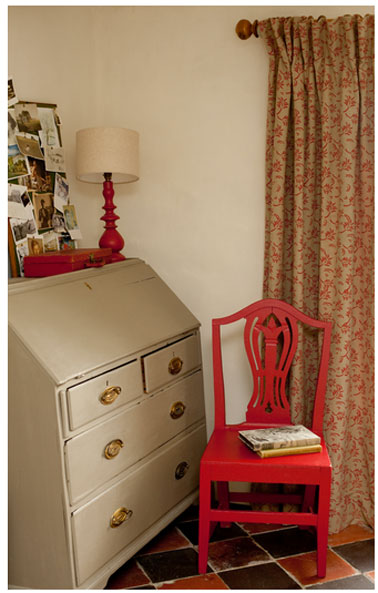 rideaux chambre réalisés avec rouleau peinture à motifs Personnaliser facilement le tissu des rideaux d'une chambre avec le rouleau de peinture à motifs