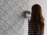 Un rouleau à peindre incrusté de motifs pour peindre sur des murs unis avec une imitation du papier peint, pour repeindre un meuble et sur du tissu.