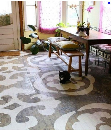 Dans la salle à manger, le parquet ancien est peint avec de grands motifs blanc style rétro.