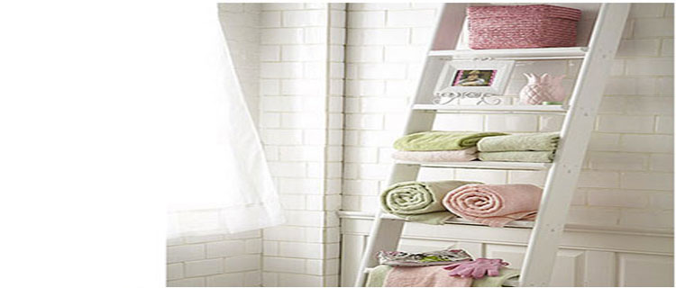 Pour optimiser le rangement salle de bain, les idées et astuces ne manque pas :étagères, échelles, niche dans la douche sont des pistes de rangement pratiques et déco.