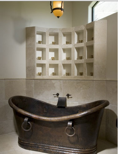 Salle de bain baignoire cuivre et casiers rangement en ciment