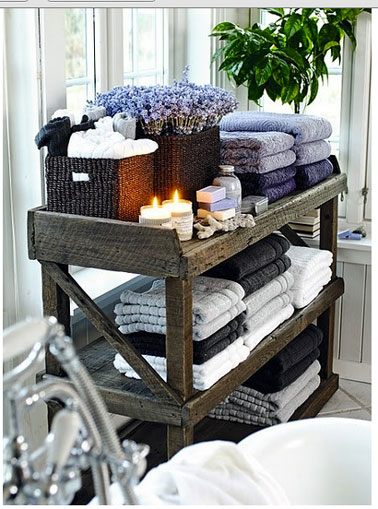 Rangement des serviettes de bain sur une console trois étagères