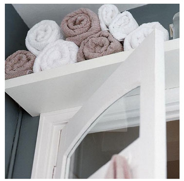Ranger les serviettes de bain sur une étagère au dessus de la porte une solution gain de place idéale pour petite salle de bain
