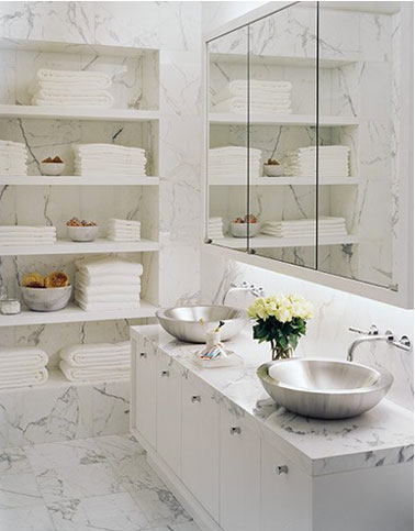 Salle de bain en marbre avec étagères de rangement intégrées