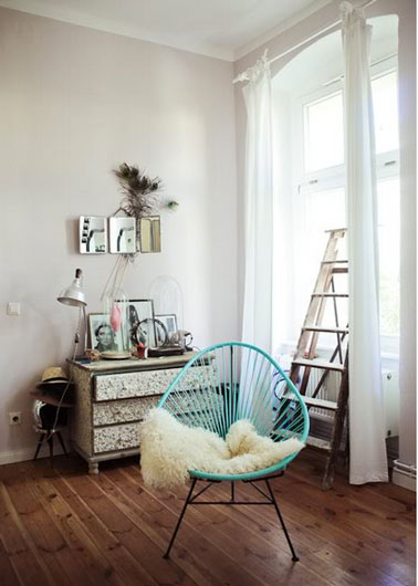 Il suffit parfois de pas grand chose pour égayer un salon gris. dans celui-ci la vieille commode est relookée avec du papier peint Liberty vert et on a ajouté un vert lumière avec le fauteuil en corde. 