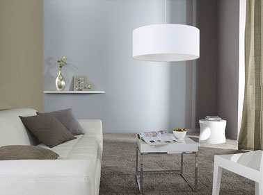 Déco salon couleur taupe : Une peinture taupe associée à du blanc pour le canapé en cuir, les tables basses et la suspension