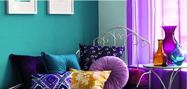 Peinture salon couleur bleu vert, en contraste rideaux, vases et coussins violet