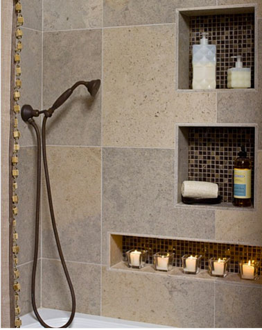 Des niches en carrelage pour le rangement salle de bain Installer des niches dans le mur de la baignoire et recouvert du même carrelage une astuce pratique et déco pour optimiser le rangement salle de bain