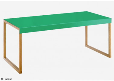 Une table basse avec plateau chêne massif finition vert émeraude pour le salon 