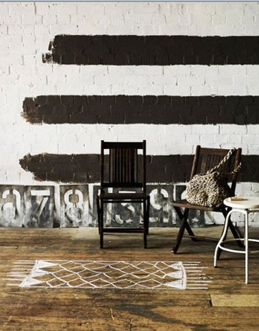Dans salon, parquet peint pour simuler un tapis blanc. Après application de la peinture, deux couches de vernis incolore