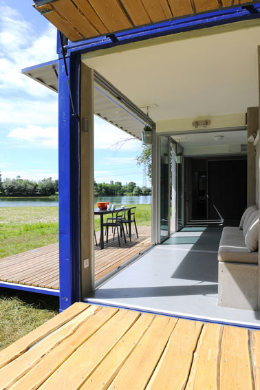 vue de la cuisine ouverte sur terrasse en bois du container Volume