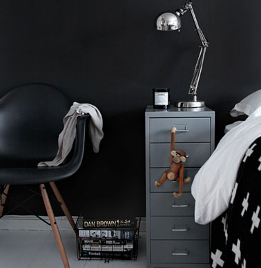 Deco chambre style industriel en noir et blanc. Sol carrelage gris clair et meuble métallique gris souris en chevet