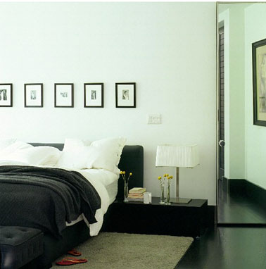 Déco chambre en noir et blanc. Peinture murs blanc pur. sol peint en noir brillant, table de nuit noir laqué linge de lit noir et blanc. 