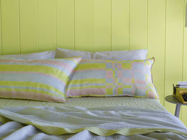 Decoration chambre aux couleurs pastel. peinture murs vert tendre Little Greene, drap, plaid et oreiller collection printemps Society