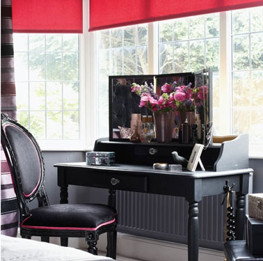 déco chambre avec couleur noir dominante. store de coton rose et rideaux à rayures rose et gris apportent douceur et féminité 