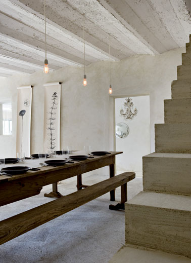 Sur murs salle à manger enduit à cirer épais terres ancienne de maison déco. Poutres blanchies et escalier bois blanc