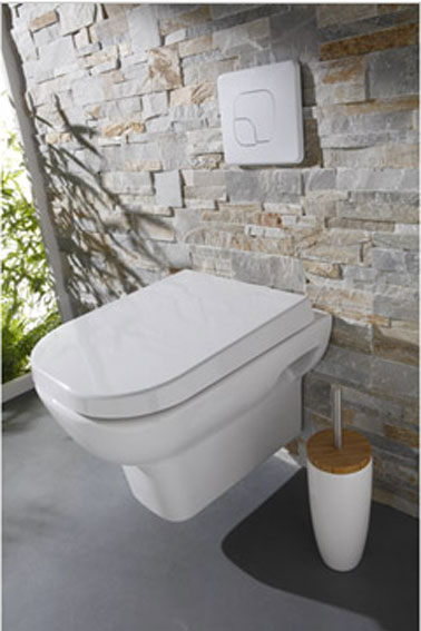 WC suspendu bloc wc suspendu integré dans un mur de pierre. Cuvette et balai toilette blanc