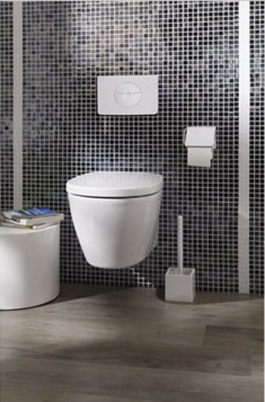 Cuvette WC suspendu design couleur blanc, forme arrondie, au mur carrelage 5X5 noir, joints couleur blanc, sol parquet flottant