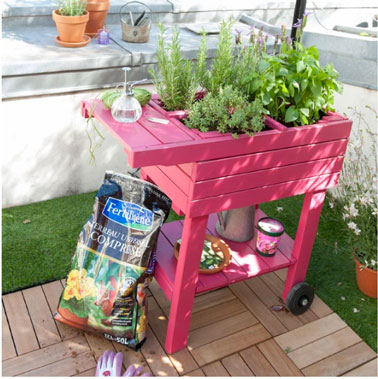 Carré de jardin en pin et sur roulettes couleur rose  avec croisillons de séparation. 59.90 € chez Castorama