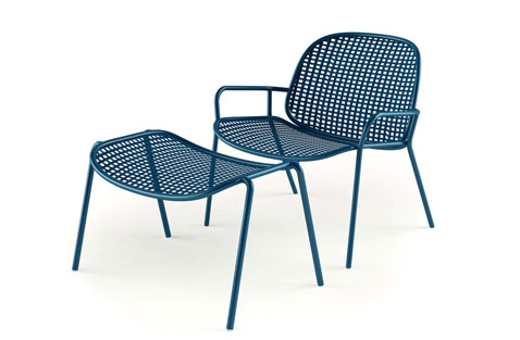chaise et repose pieds pour le jardin en PVC deux couleurs disponibles : blanc et bleu série Bonifacio chez Habitat