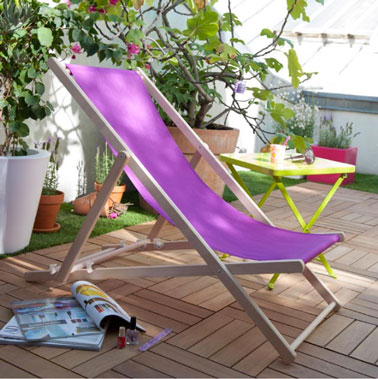 Transat structure en bois de hêtre, toile couleur bougainvilliers. Prix 29.90 € chez Castorama