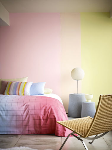 Palette de couleurs de chambre en dégradé de teintes douces couleur peinture chambre en dégradé avec rappel des couleurs murales pour la couette et les oreillers. Sol couleur gris pastel
