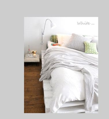 Dans cette chambre zen blanche et bois, c'est l'option des palettes du lit peintes avec un blanc ultra couvrant coordonné à la couleur de la couette