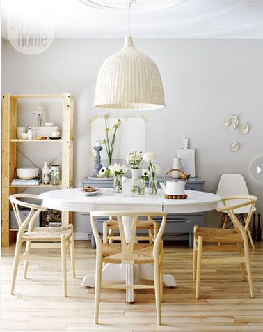 Décoration cuisine style scandinave avec un mixte de blanc et de bois couleur naturelle