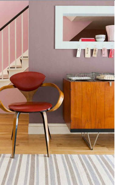 idée couleur peinture salon. Buffet bas et fauteuil vintage, peinture murale couleur santal boisé associée à un rose "fleur de crerisier de la gamme crème de peinture
