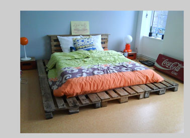 Tête de lit palette intégrée au sommier teintée marron pour un lit XXL fabriqué avec six autres palettes
