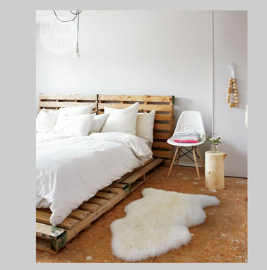 Sommier et tête de lit en palettes bois dans une chambre ambiance cocooning
