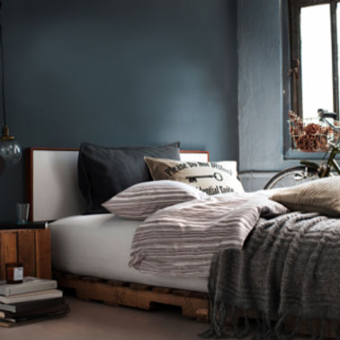 A la campagne aussi le lit en palette c’est chic dans la chambre. Pour donner de la noblesse au bois, le cire teintée est une bonne idée. A renouveler chaque année pour les palettes gardent l’aspect brillant.