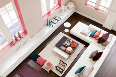 De la couleur pour structurer l'espace d'un salon desgin Couleur peinture salon. Pour la décoration d'un salon structurée par la couleur, couleur dominante blanc pour le canapé et le meuble bas, couleur lin pour la peinture murale et le tapis. le rose en touche pour encadrements fenêtres et coussins