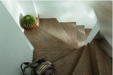 Escalier rénové en béton ciré couleur sodium Na et murs peinture blanche