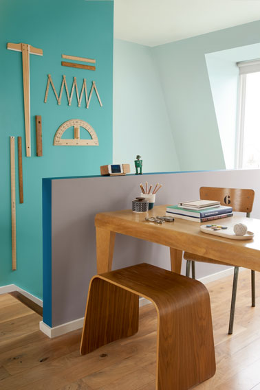 Vert gris et bleu pour un bureau aménagé sur une mezzanine Aménagement d'un espace bureau sur palier structuré par la couleur. Couleur peinture mur vert jade, muret gris feutrine souligné avec un bleu marée haute de la gamme couleur du monde de Dulux Valentine