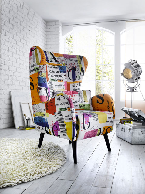 décoration d'un salon style loft sol et mur blanc, fauteuil à oreilles imprimé de couleur Helline