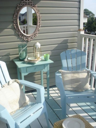 Génial la peinture pour repeindre son salon de jardin en plastique Facile d'harmoniser les couleurs sur la terrasse avec une peinture qui convient sur tous les objets plastique : table et fauteuils mais aussi les volets en plastique !