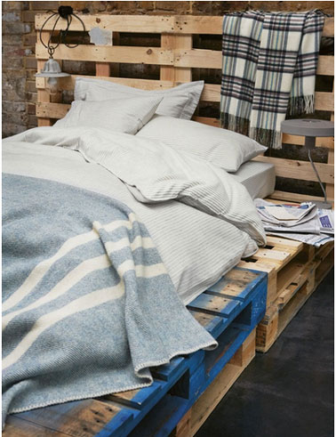 Les ado adoptent le lit en palette dans leur chambre. L’aspect brut, l’esprit déco recup les séduit eux aussi ! Pour ce lit aucune transformation des palettes, même la peinture bleu qui rappelle l’origine industriel des palettes est laissée en l’état. des touches de gris bleu en rappel et l’harmonie de la chambre est parfaite !