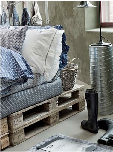 Ambiance cosy et style récup s'associe autour du lit en palette recouvert d'un linge de lit bleu et blanc
