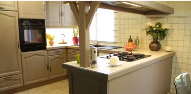 meubles de cuisine, crédence, et plan de travail peints avec la peinture Renov'cuisine de Syntilor